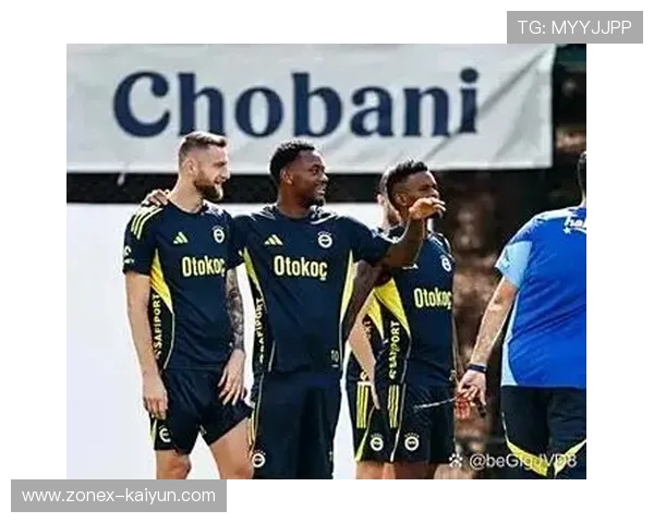 业余欧冠赛事火热进行，草根球员体验职业赛制氛围。