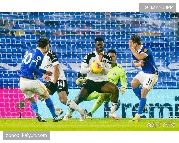 VAR长时间介入判定越位，富勒姆对阵布莱顿比赛中断近四分钟